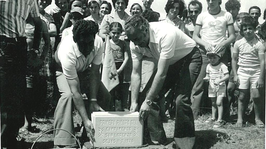 Don Paco colocando la primera piedra del Campamento San Lorenzo en Sejas de Sanabria