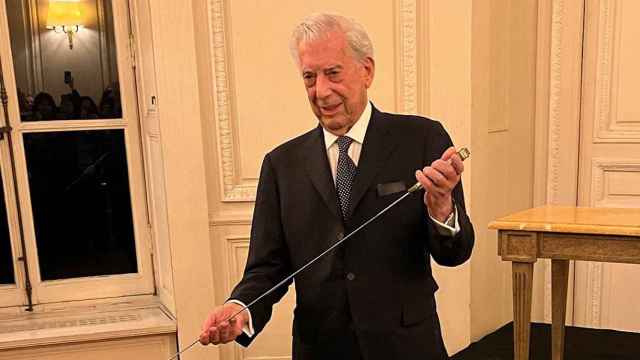 Mario Vargas Llosa tras recibir la espada de académico francés.