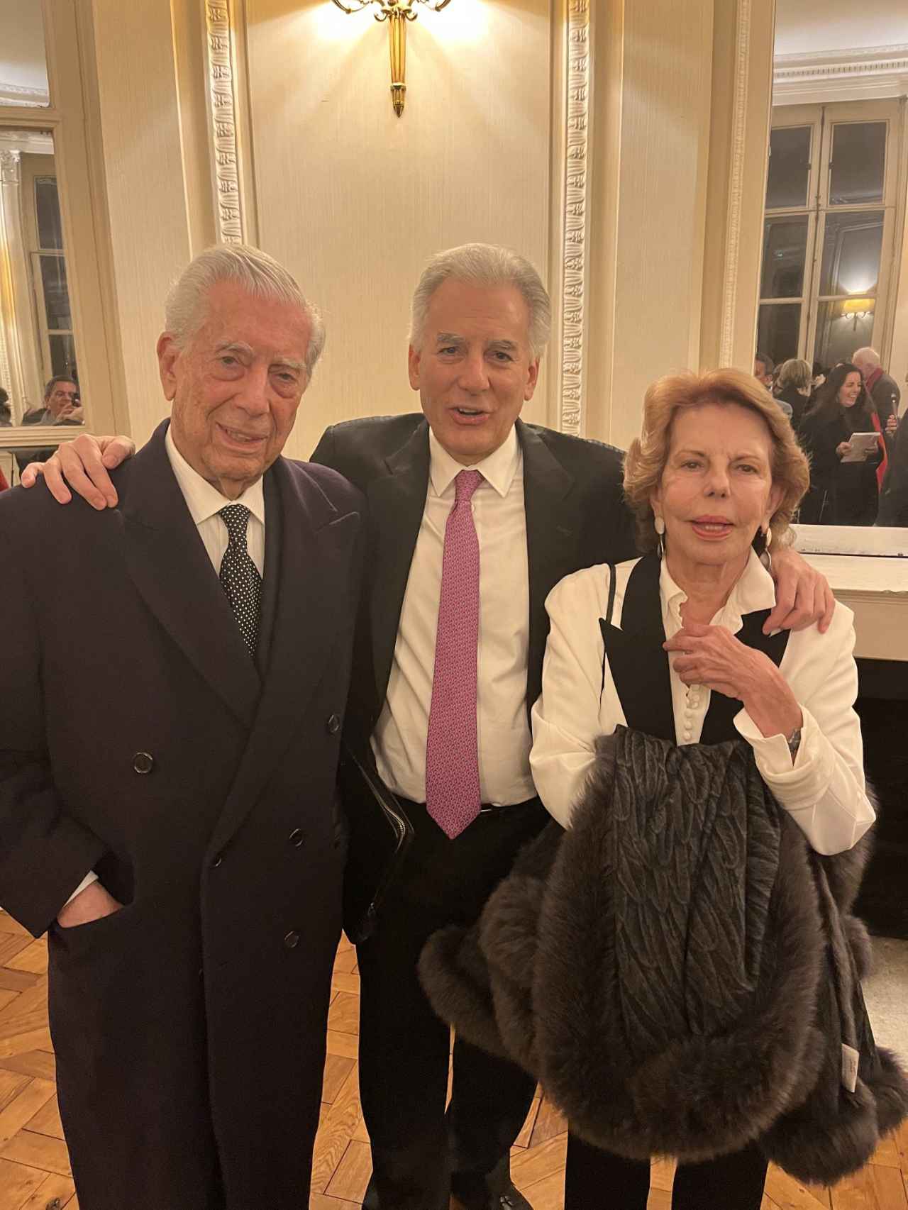 Mario Vargas Llosa junto a su hijo Álvaro y su exmujer, Patricia.