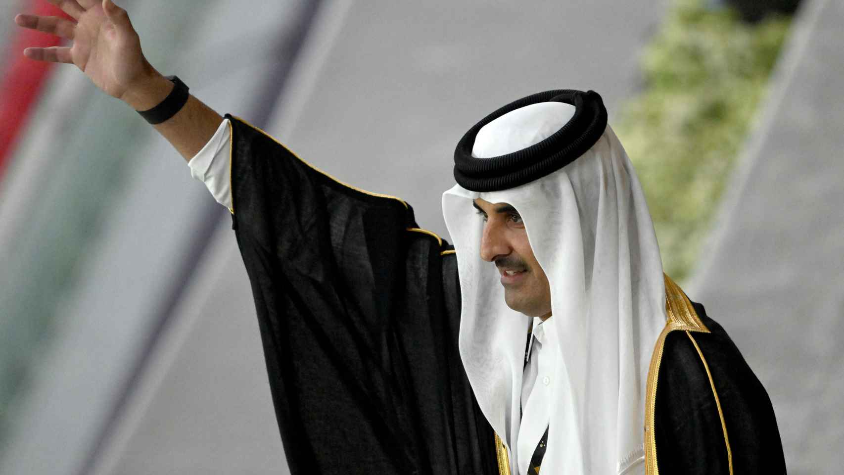 Sheikh Tamim bin Hamad al-Thani realizando un saludo