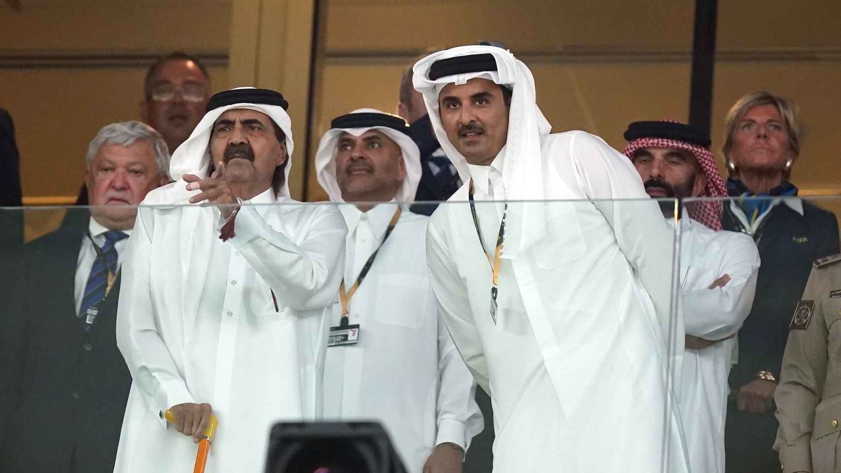 Miemrbos de la familia real de Qatar en un palco