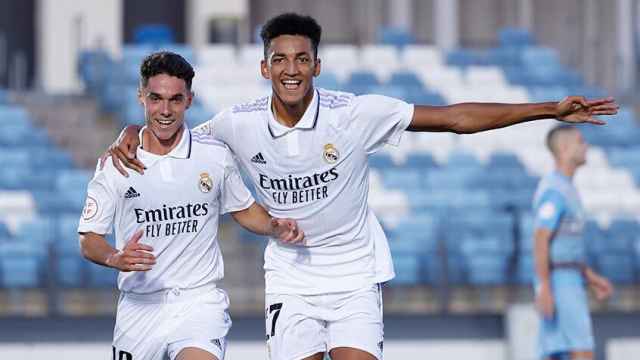 Sergio Arribas y Álvaro Rodríguez celebran un gol con el Castilla