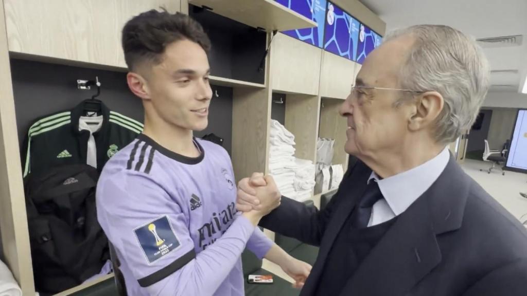 Sergio Arribas es felicitado por Florentino Pérez por su primer gol con el Real Madrid