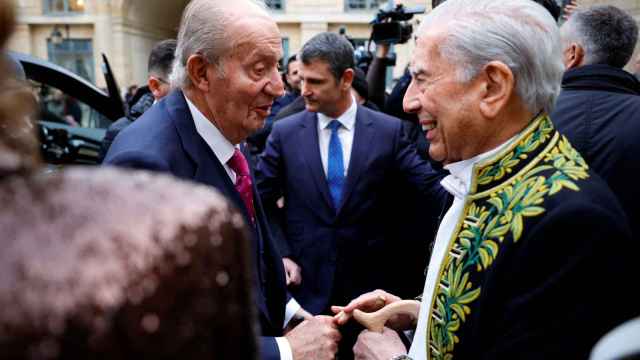 Mario Vargas Llosa saluda a Juan Carlos I, tras pronunciar su discurso de ingreso en la Academia Francesa.