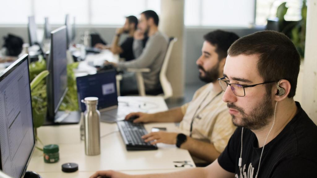 Estudiantes y miembro del equipo de Cuatroochenta en Learnby-do, el Centro de Alto Rendimiento (CAR) en formación tecnológica impulsado por la tecnológica española.