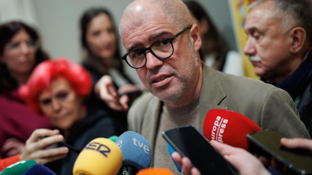 El secretario general de CCOO, Unai Sordo, atiende a los medios tras una reunión entre la vicepresidenta primera y ministra de Asuntos Económicos y Transformación Digital y los agentes sociales, en la sede del Ministerio, a 9 de febrero de 2023, en Madrid (España)