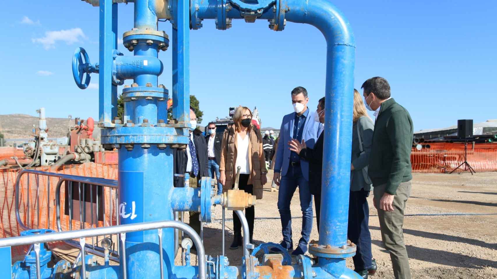 El presidente del Gobierno, Pedro Sánchez, durante la visita a la planta geotérmica de Cardial Recursos Alternativos, en Almería.