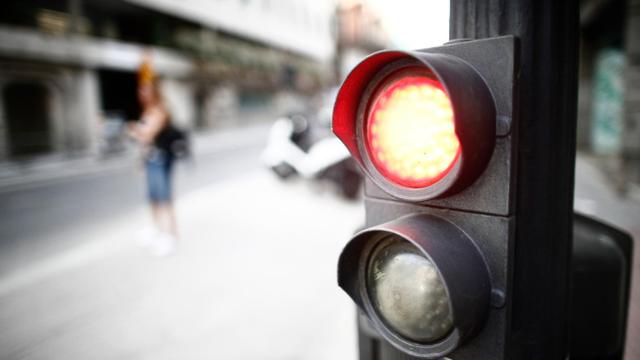 Semáforo en rojo en Madrid.