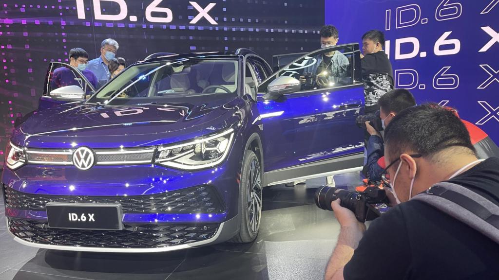 Volkswagen muestra uno de sus últimos modelos en el Salón de Shanghai.