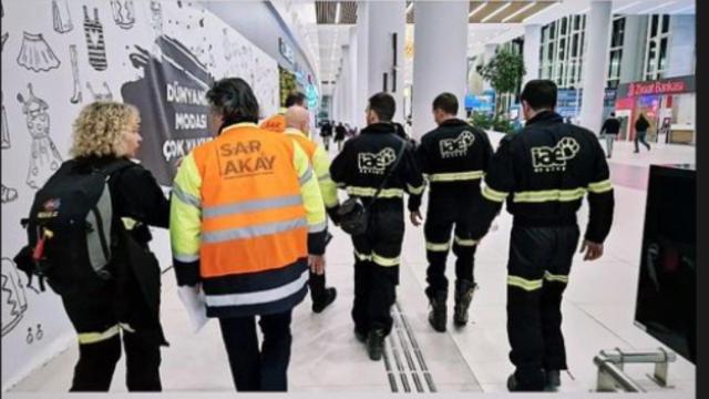 El equipo de rescate en el aeropuerto de camino a Turquía