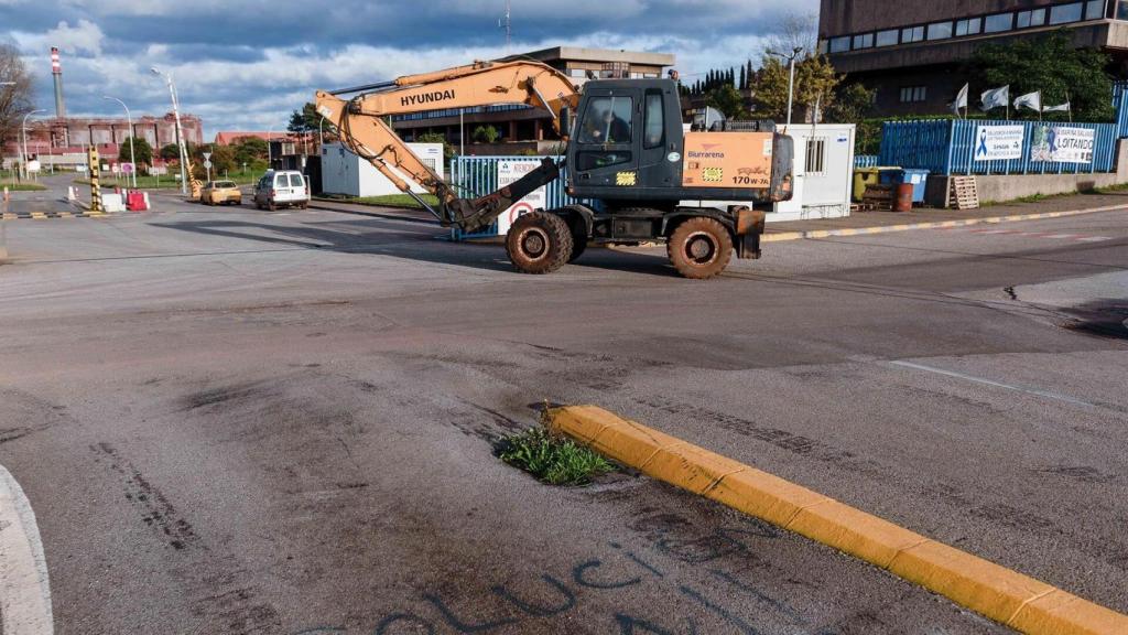 Una grúa en las inmediaciones de la fábrica de Alcoa en San Cibrao, un día después de que los trabajadores alcanzaran un acuerdo con la empresa, a 29 de diciembre de 2021, en San Cibrao, Cervo, Lugo, Galicia (España).