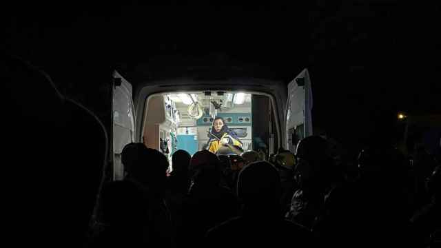 Una ambulancia en el momento de la extracción de Ölzem. / Rafa Martí