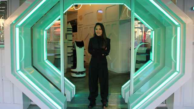 Paloma Fang, en la puerta de Runni Space, su nuevo restaurante inspirado en el espacio.