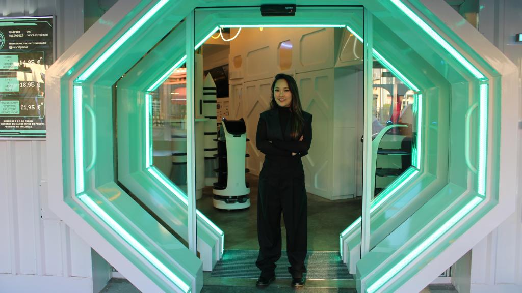 Paloma Fang, en la puerta de Runni Space, su nuevo restaurante inspirado en el espacio.