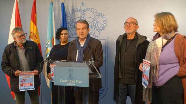 Abel Caballero junto a representantes de SOS Sanidade Pública.