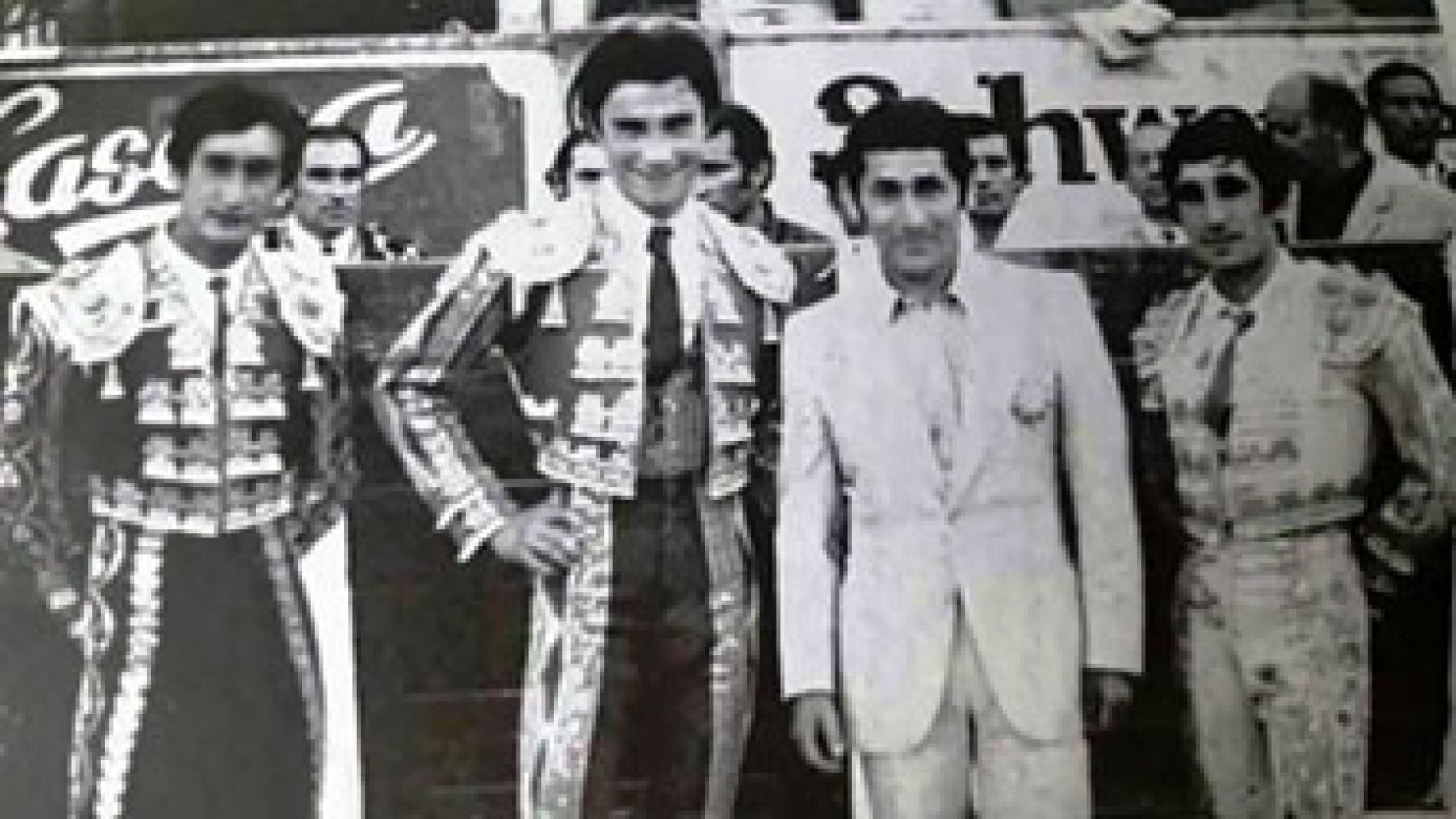 Foto histórica con el maestro Andrés Vázquez de paisano Robles, Domínguez y Dámaso de luces cedida