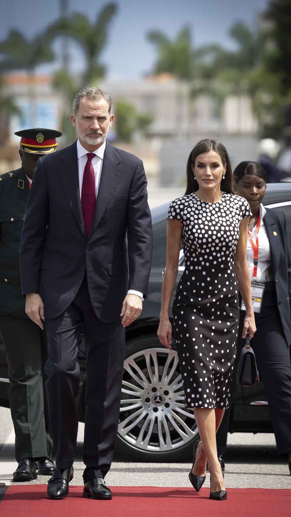 La reina Letizia con vestido de José Hidalgo en Angola.