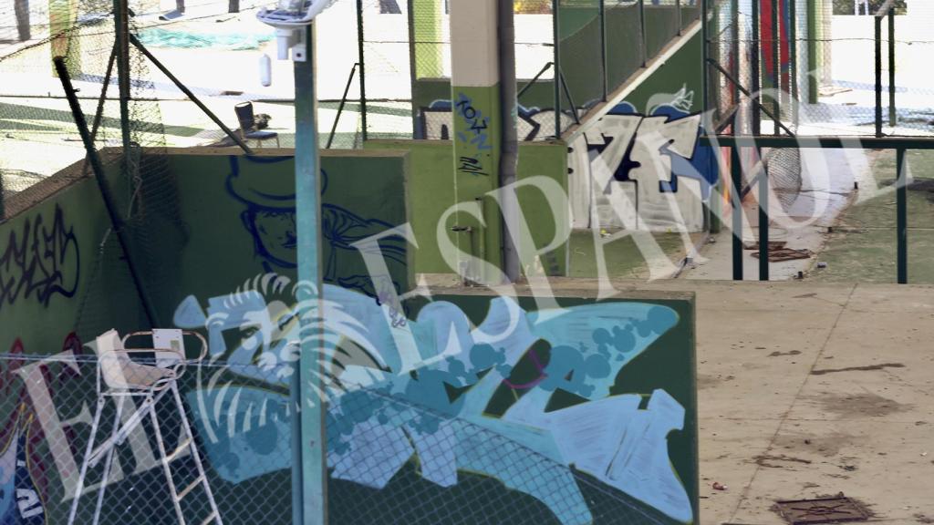 El estado en el que se encuentran las instalaciones del club. En esta imagen se pueden ver los grafitis y el abandono.