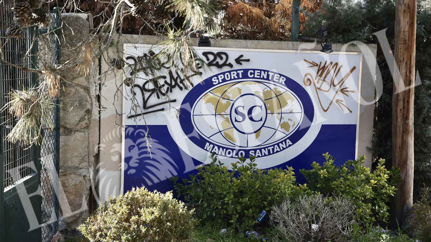 El cartel del Sport Center Manolo Santana que preside la entrada del centro, repleto de grafitis y vegetación descontrolada.