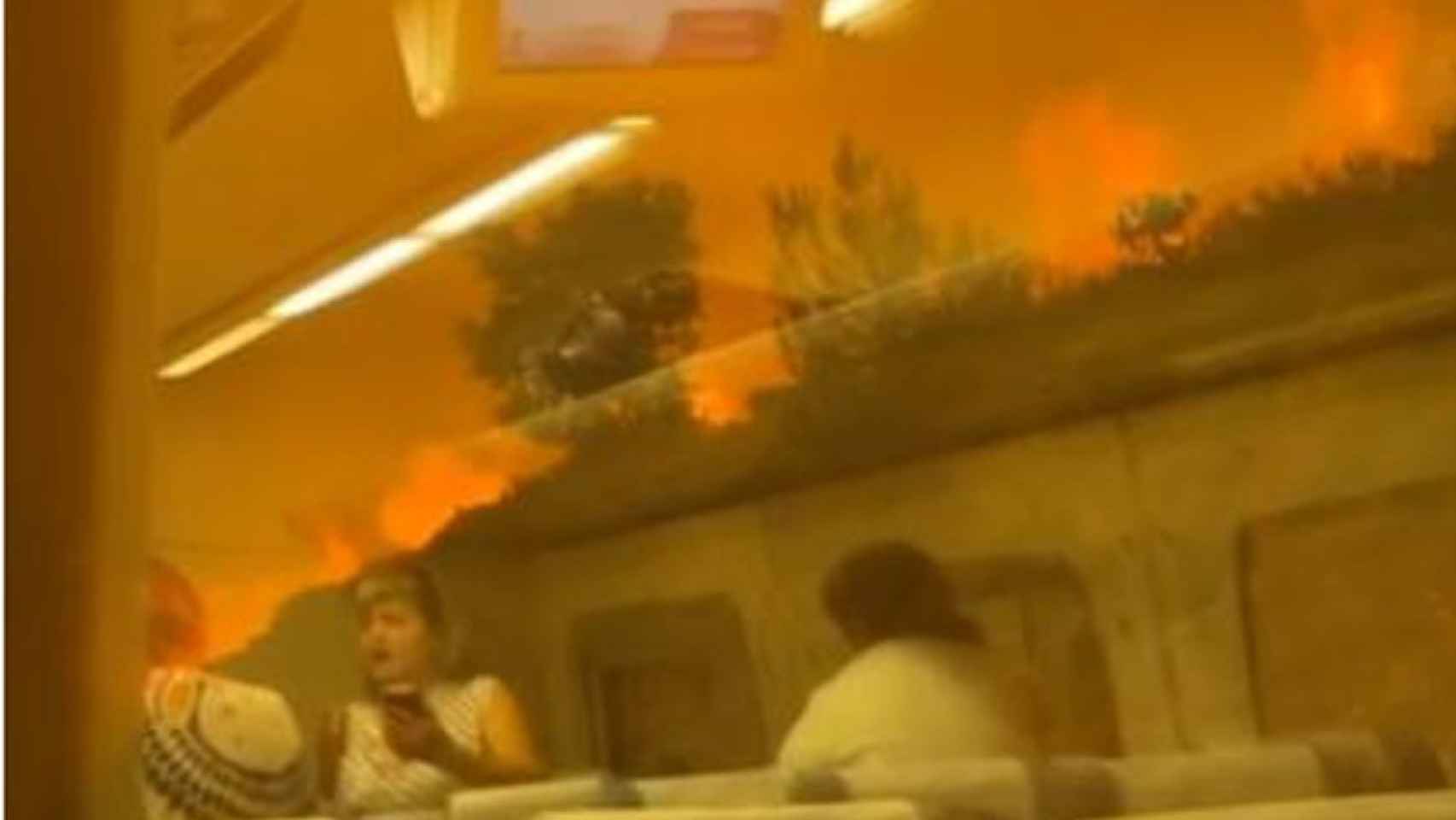 Imagen incluida en el sumario de un vídeo de los pasajeros del tren de Bejís grabado desde dentro del vagón.