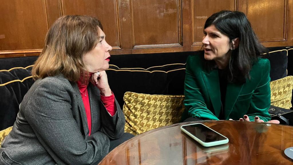 Charo Izquierdo y Nuria Mir (a la derecha), durante la entrevista.