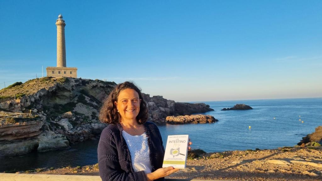 María Dolores de la Puerta posando con el libro.