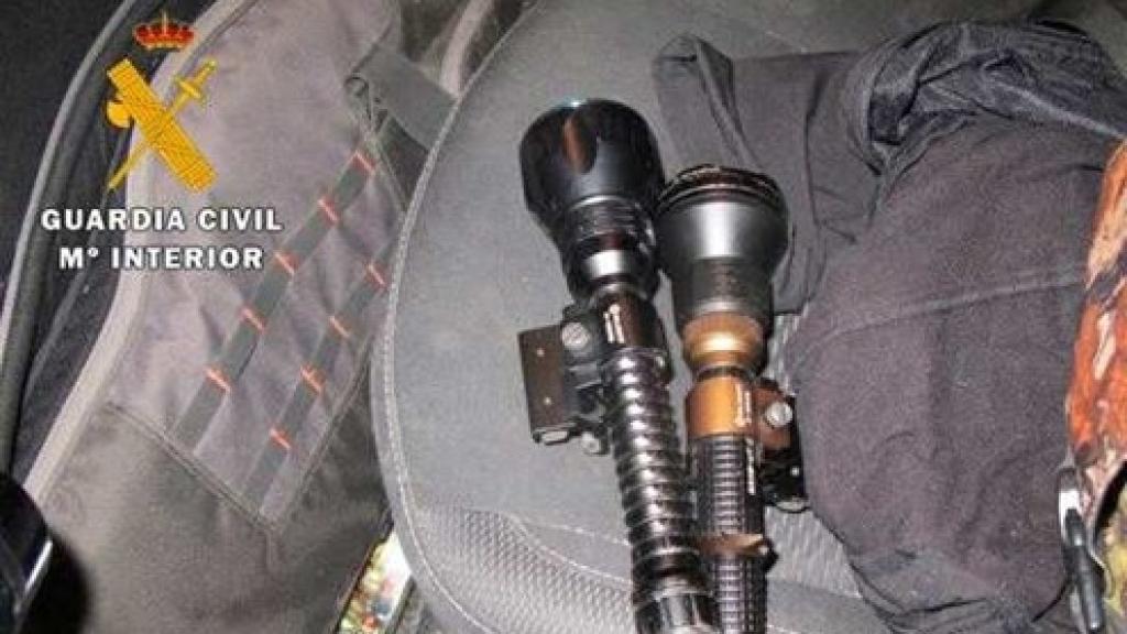 Elementos relacionados con la caza localizados por la Guardia Civil en el interior del vehículo