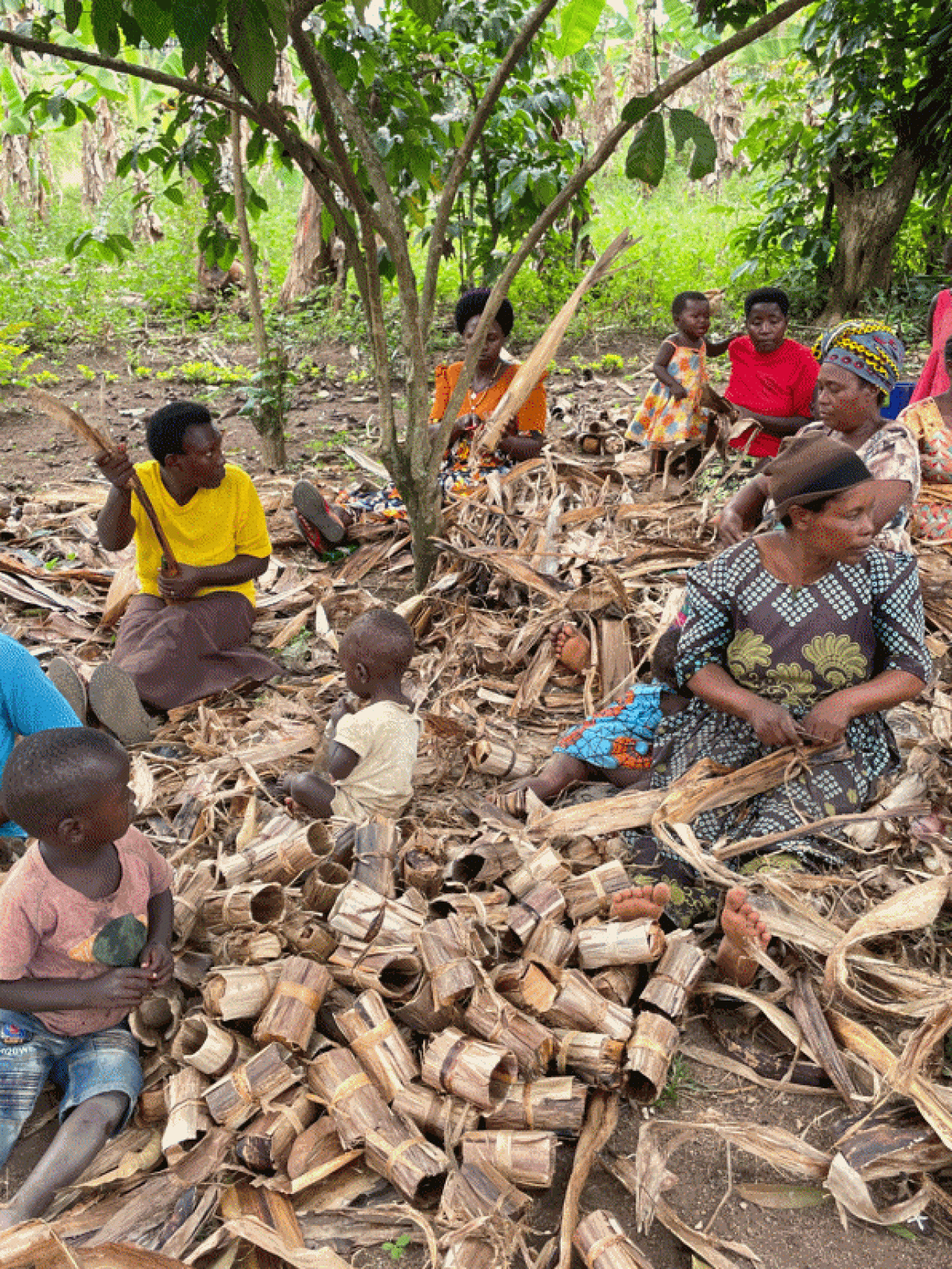 Mujeres de una comunidad local en Uganda trabajan en la realización de las macetas biodegradables impulsadas por Tree4Humanity.