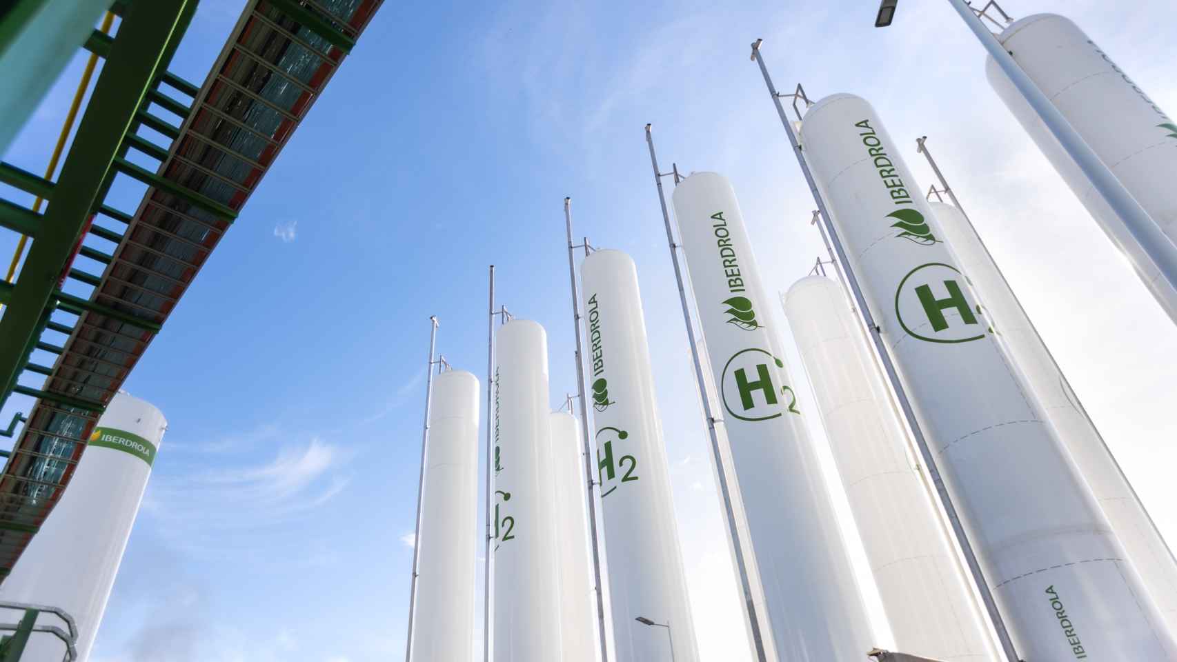 Tanques de almacenamiento de hidrógeno verde de la planta de Puertollano (Ciudad Real) de Ibedrola.