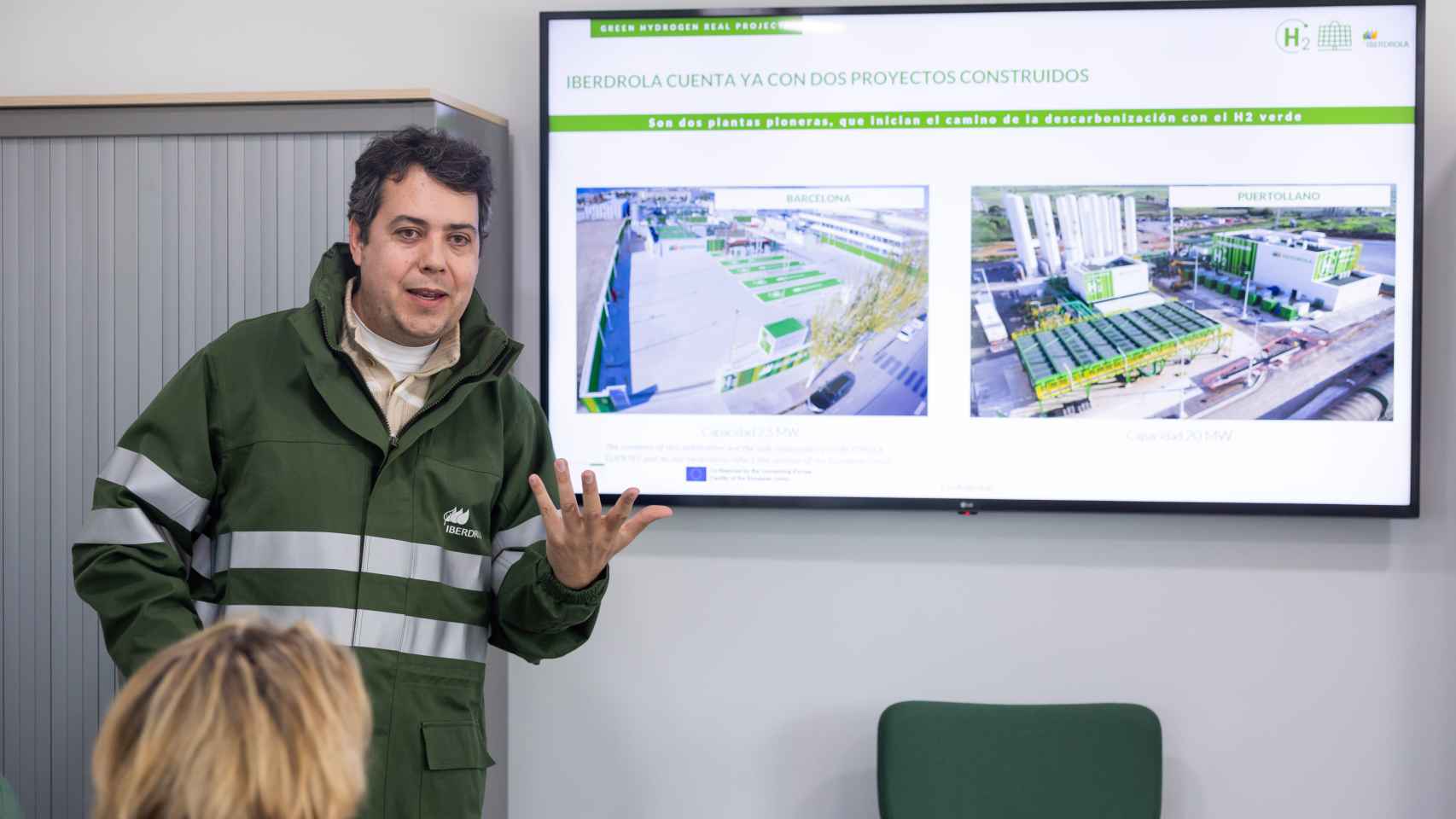 El director de Explotación de Hidrógeno Verde de Iberdrola, Javier Plaza de Agustín, en la planta de Puertollano (Ciudad Real)