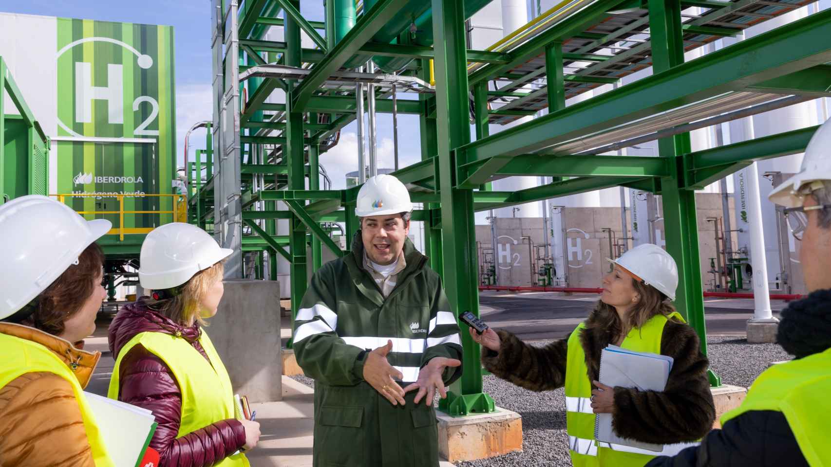 El director de Explotación de Hidrógeno Verde de Iberdrola, Javier Plaza de Agustín, en la planta de hidrógeno verde de Iberdrola en Puertollano (Ciudad Real).