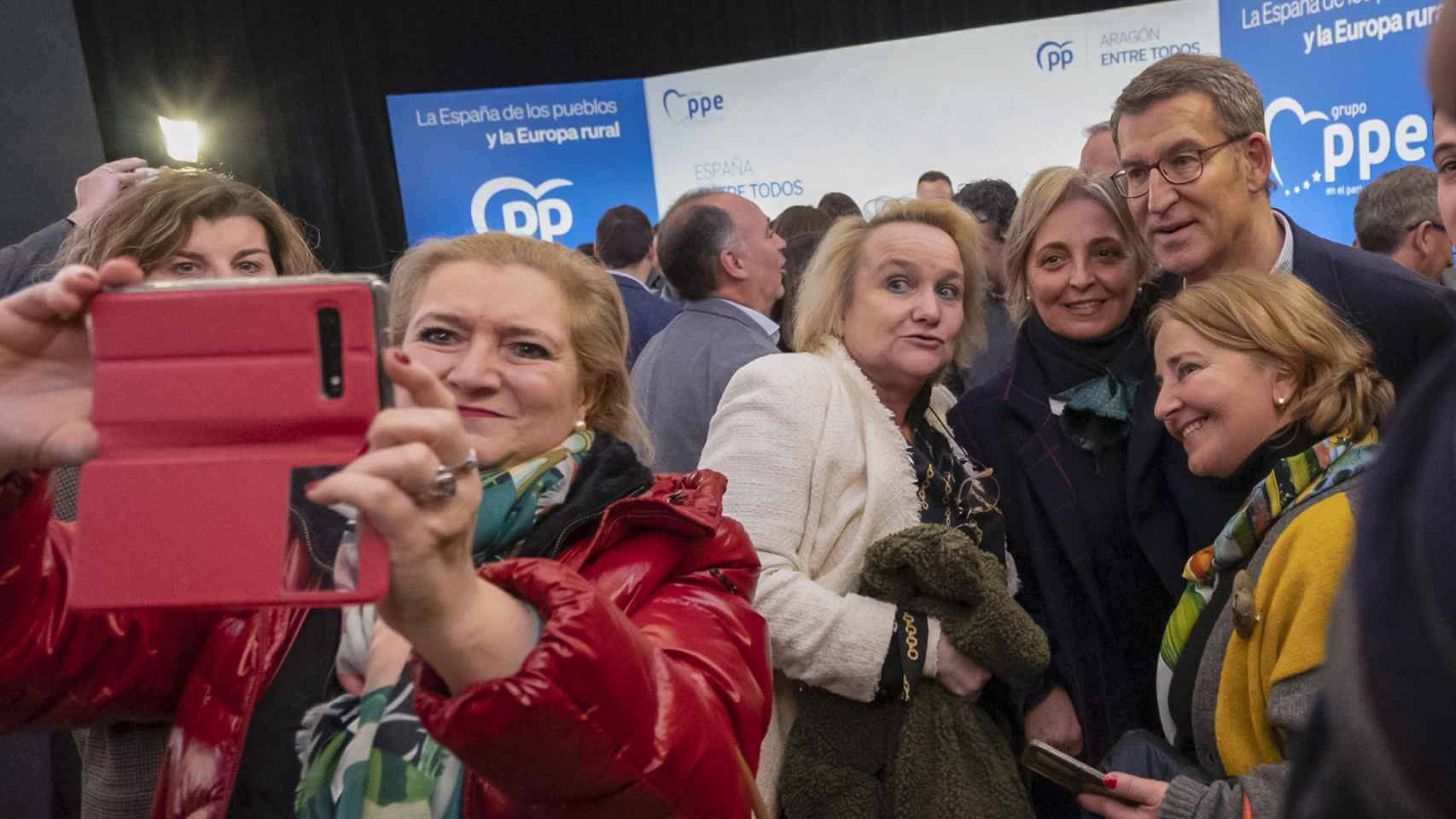 El presidente del PP, Alberto Núñez Feijóo se hace una foto con sus votantes este viernes en la Convención Sectorial '“La España de los Pueblos y la Europa Rural'.
