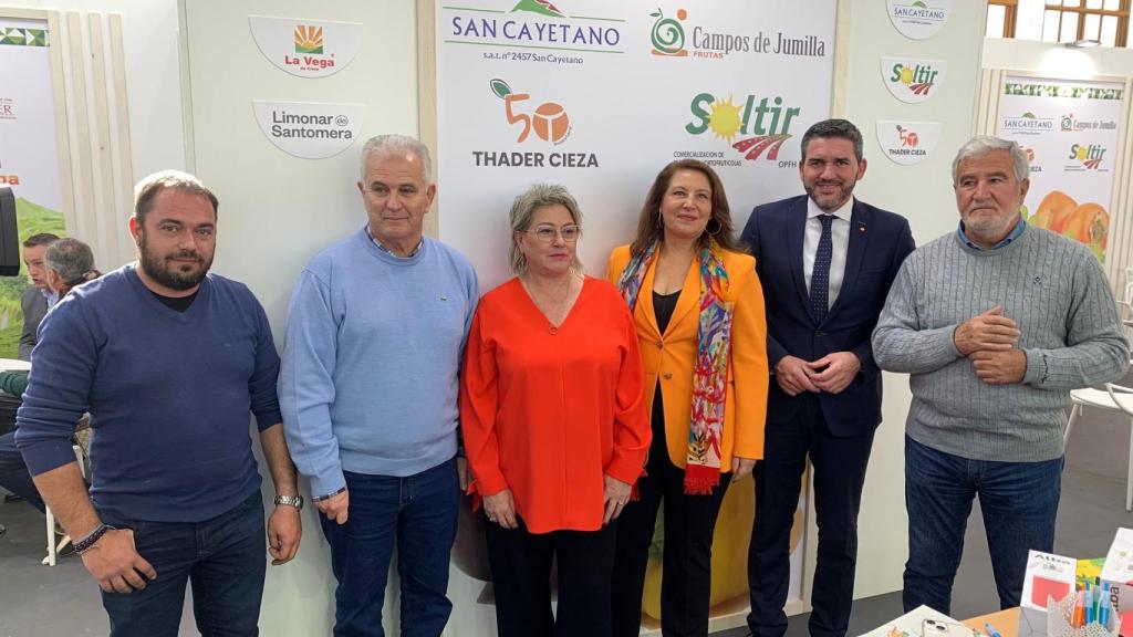 Un grupo de agricultores ha mantenido un encuentro con los consejeros de Murcia y Andalucía, este viernes, en Fruit Logística.