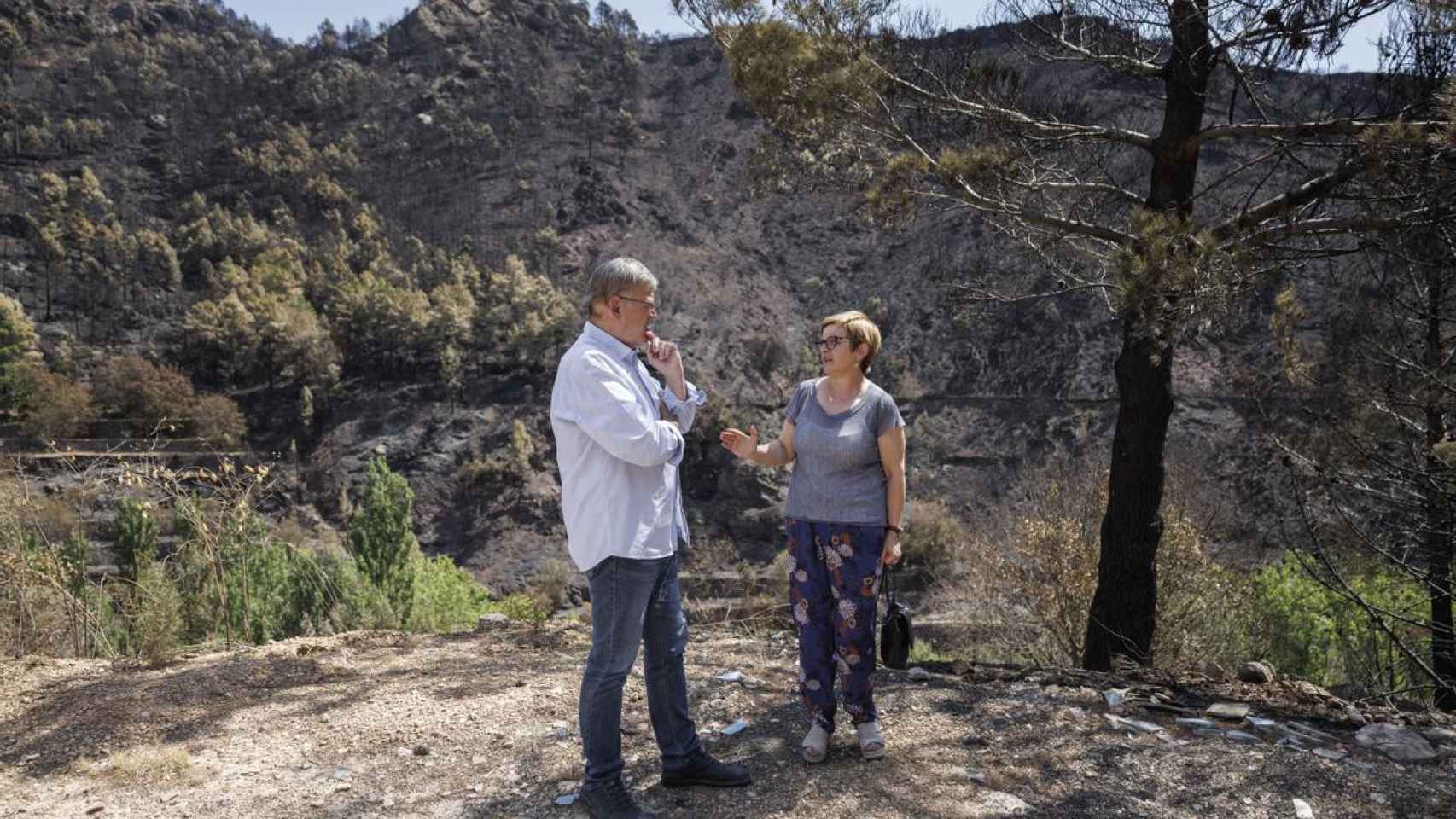 El president Ximo Puig visita la zona afectada por el incendio junto a la alcaldesa de Bejís María José Madrid.