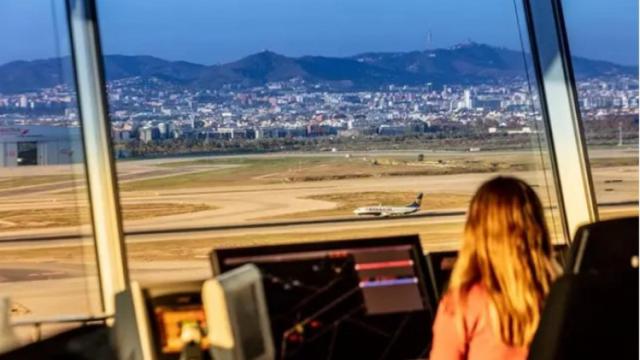 Controladora aérea en una torre de control.