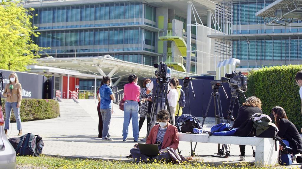 Medios de comunicación en la sede de Abengoa, en Sevilla, durante el registro de la Guardia Civil, en abril de 2021.