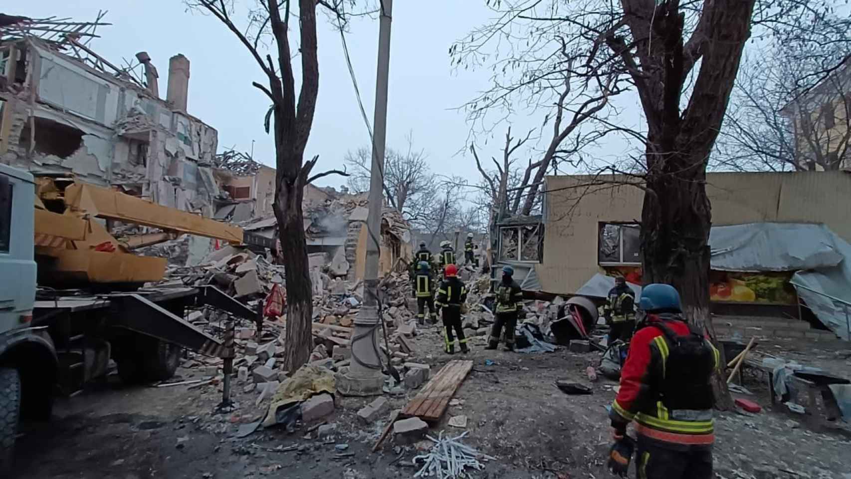 Barrio de Zaporiyia golpeado por uno de los misiles de crucero rusos en el ataque de este viernes.