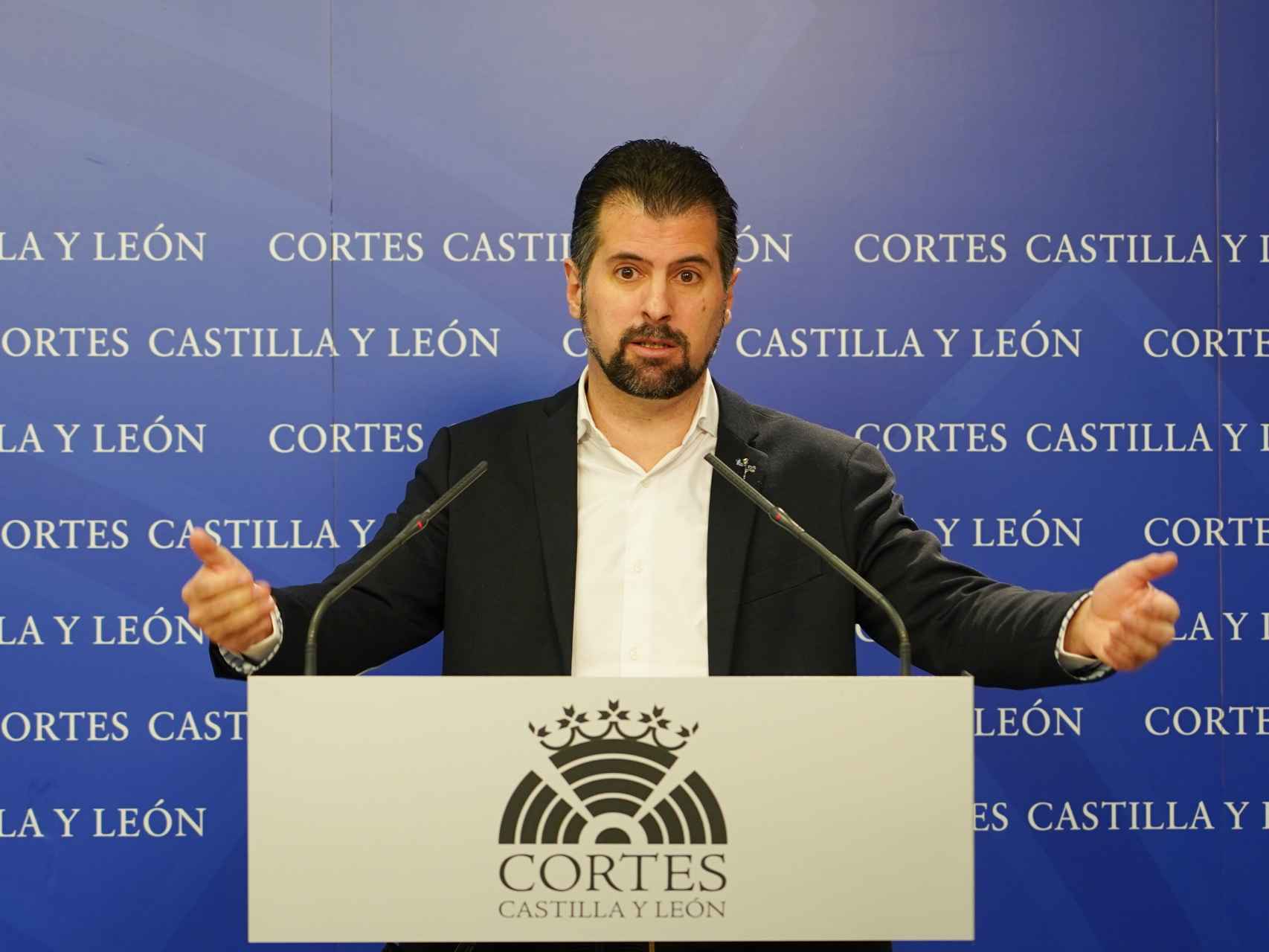 El dirigente socialista, Luis Tudanca, durante su rueda de prensa de este viernes en las Cortes.