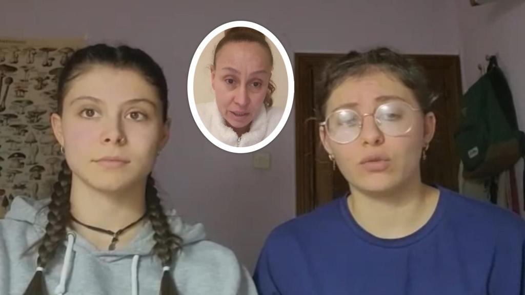 La madre junto a sus dos hijas en un vídeo