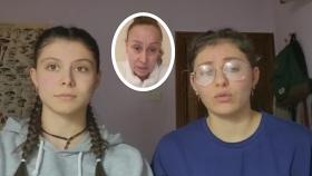 La madre junto a sus dos hijas en un vídeo