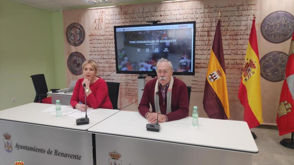 La concejala de Fiestas, Patricia Martín, junto al concejal de Turismo, Pedro José Mariño