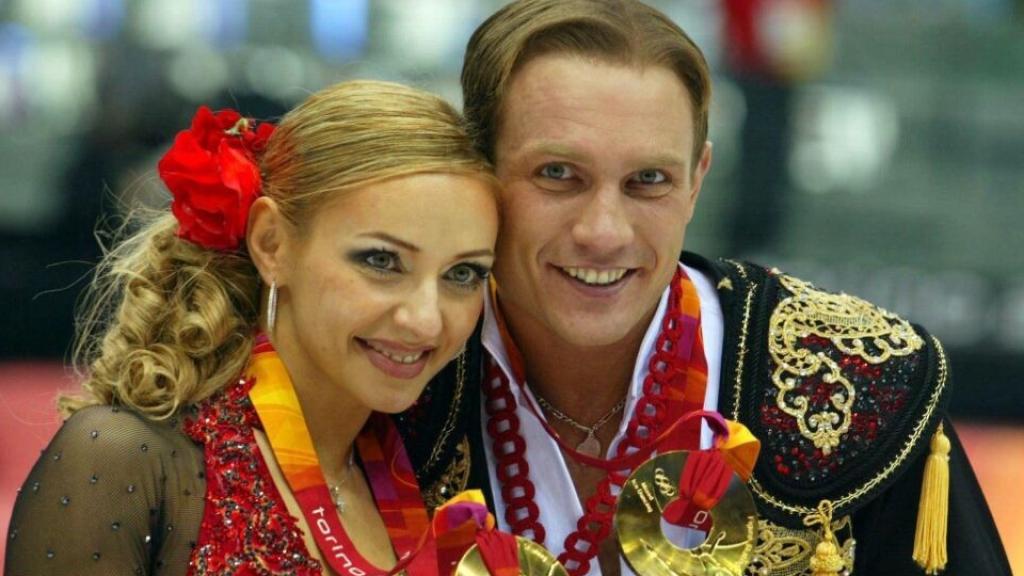 El patinador ruso Roman Kostomarov junto a su compañera Tatiana Navka