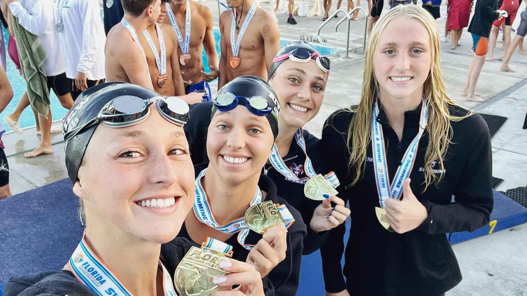 Nadadoras de la Florida High School Athletic Association tras una competición