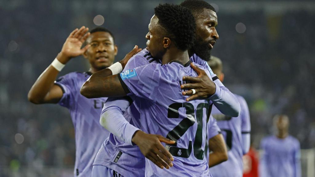 Vinicius, Rüdiger y Alaba celebran un gol del Real Madrid frente al Al Ahly