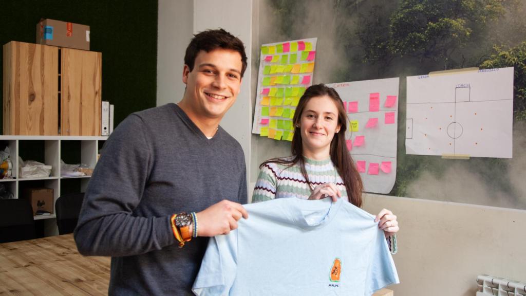 Miki y Laura posando con la primera camiseta de Akalipe.