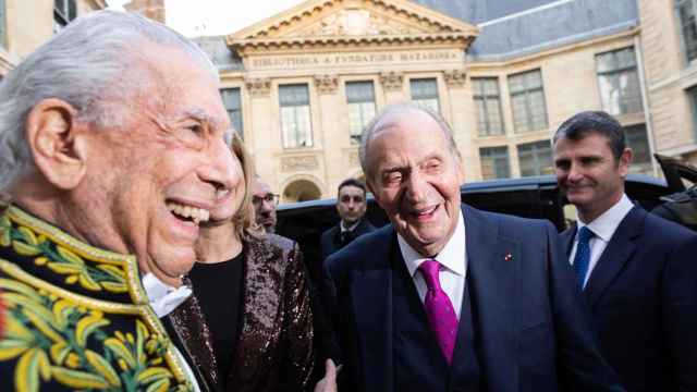 Mario Vargas Llosa habla con el Rey emérito tras la ceremonia por la entrada en la Academia Francesa.
