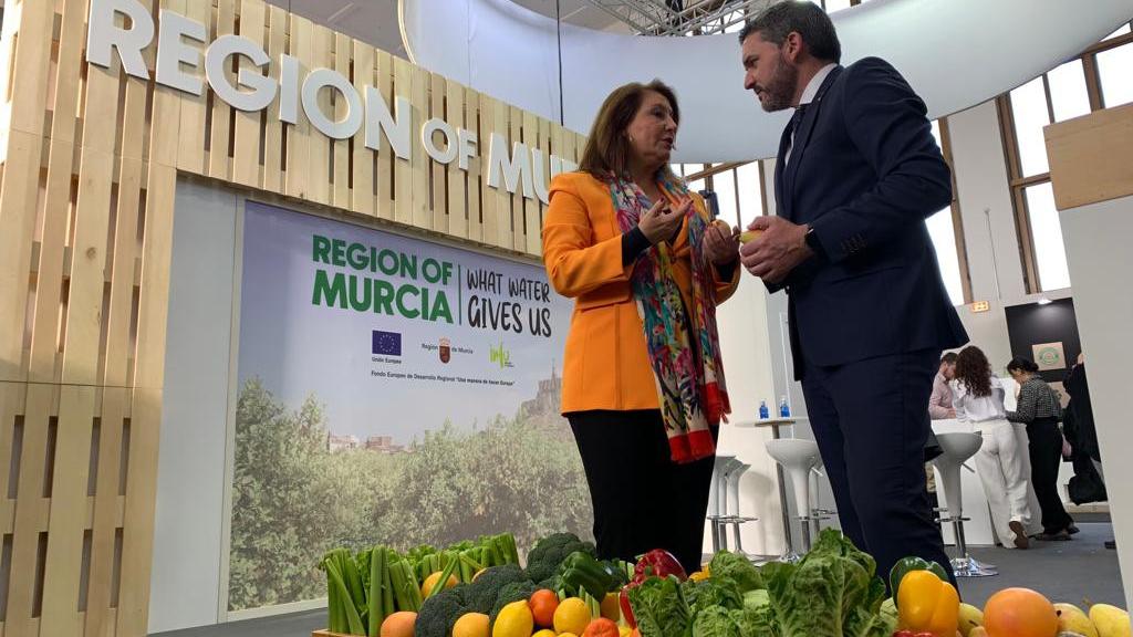 La consejera de Agricultura de Andalucía, Carmen Crespo, y el consejero de Agricultura de Murcia, Antonio Luengo, este viernes, en la reunión que han mantenido en Fruit Logística de Berlín.