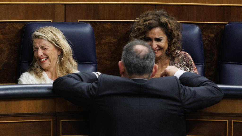 La ministra de Trabajo, Yolanda Díaz, junto a la de Hacienda, María Jesús Montero, y el diputado Enrique Santiago (de espaldas).