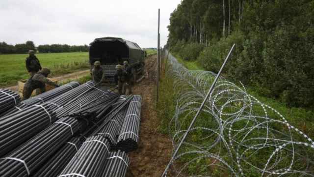 Construcción de la valla entre Polonia y Bielorrusia.
