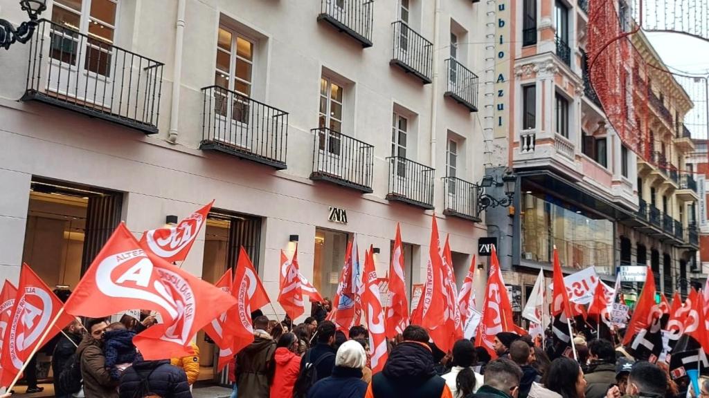 Varios trabajadores de Inditex, en huelga, se manifiestan por la mejora de sus condiciones laborales en la calle Preciados, a 7 de enero de 2022, en Madrid (España).